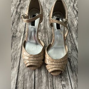 Women's White House Black market cream collar heels size 8.5 medium